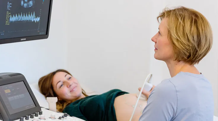 Ultraschalluntersuchung einer schwangeren Patientin in der Praxis